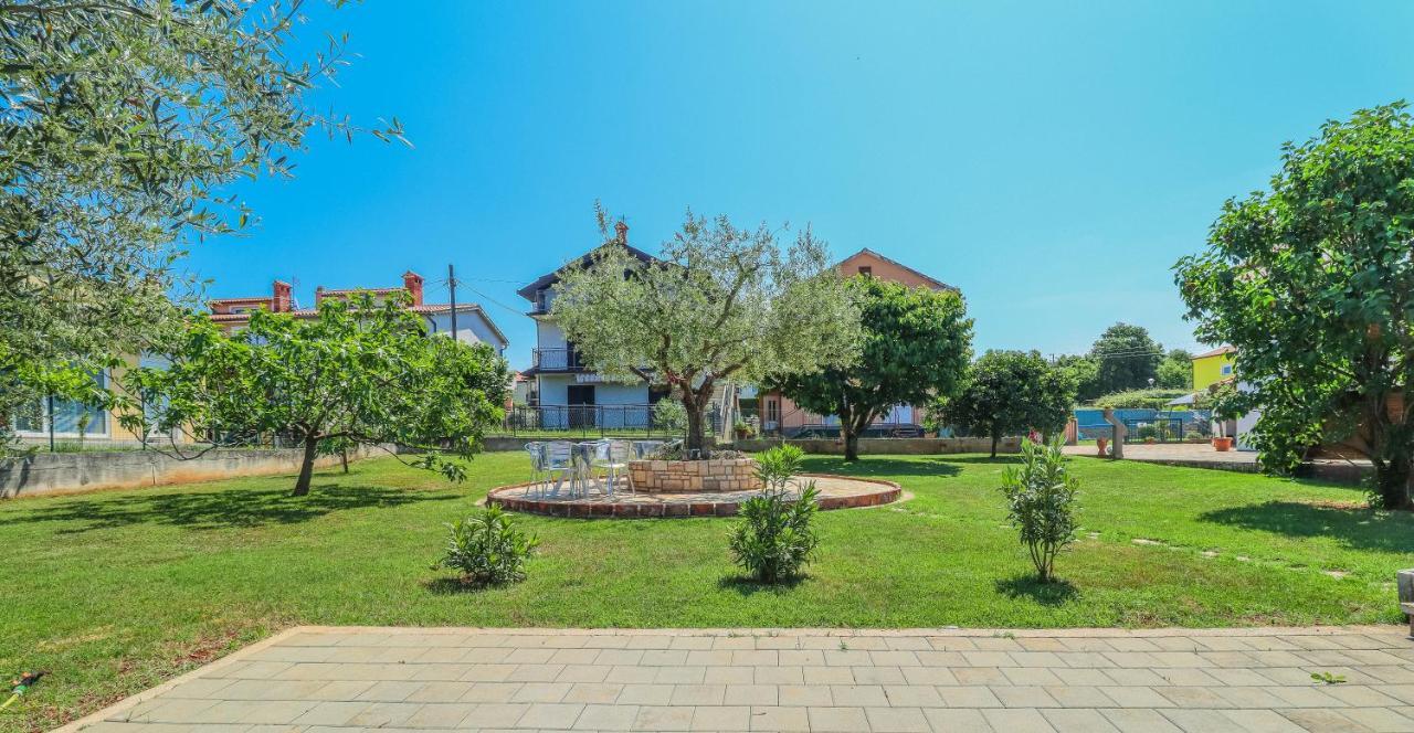 Pension Nina Umag Buitenkant foto