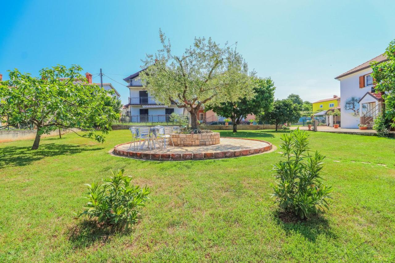 Pension Nina Umag Buitenkant foto