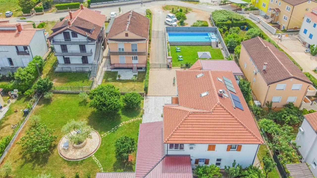 Pension Nina Umag Buitenkant foto